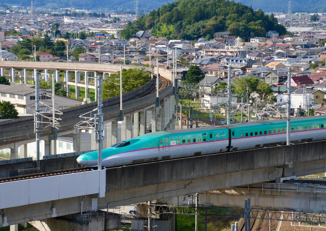 shinkansen atravesando la ciudad de Fukushima, Tohoku Shinkansen