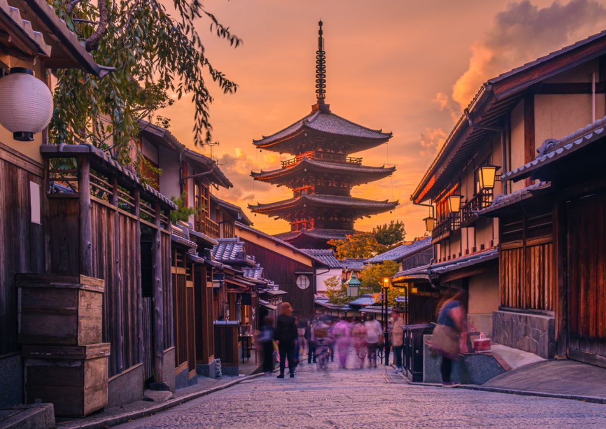 Vista panorámica de una joven japonesa con un kimono tradicional en el templo Kiyomizu-dera