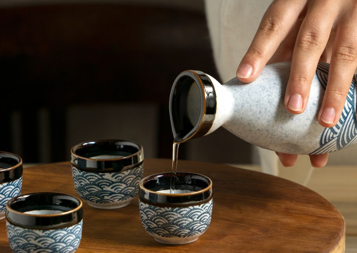 Sirviendo sake japonés