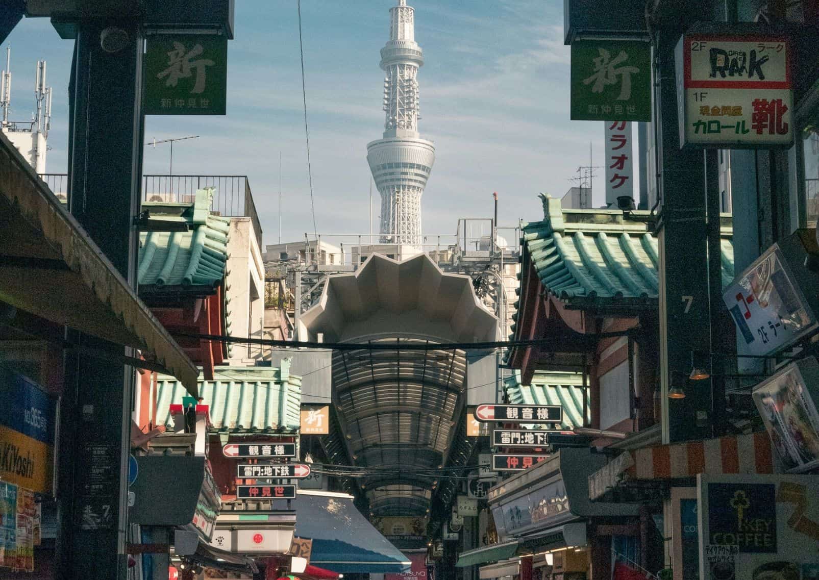 Calle de Asakusa con tiendas y la Tokyo Skytree, Tokio