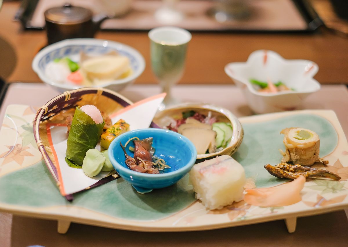 Entrantes de la cena kaiseki en un ryokan japonés