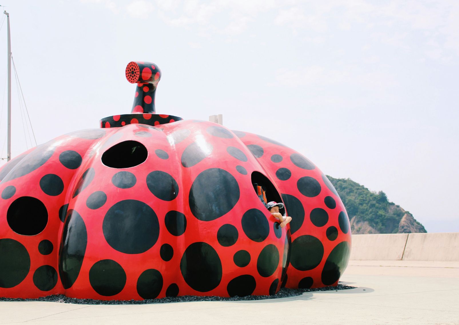 Estatua de la Calabaza Roja de Yayoi Kusama en la isla de Naoshima, Japón