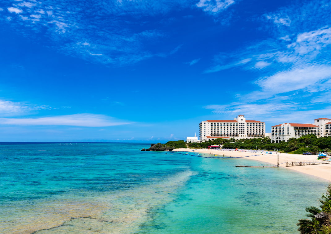  Vista aérea de los hoteles y resorts de Okinawa rodeados por el mar