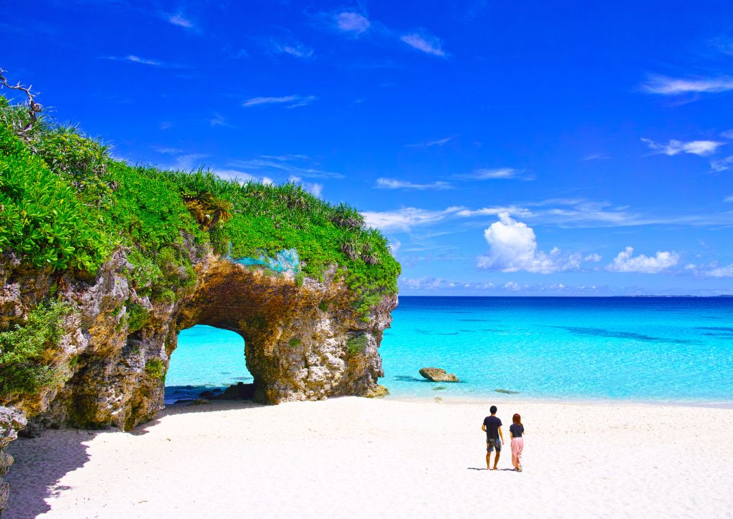 Miyako-jima en verano. Una pareja observa el océano en la playa de Sunayama. 