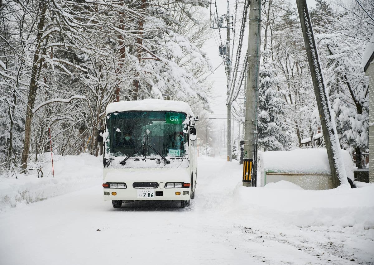 Autobús lanzadera local en Hakuba, Nagano, Japón