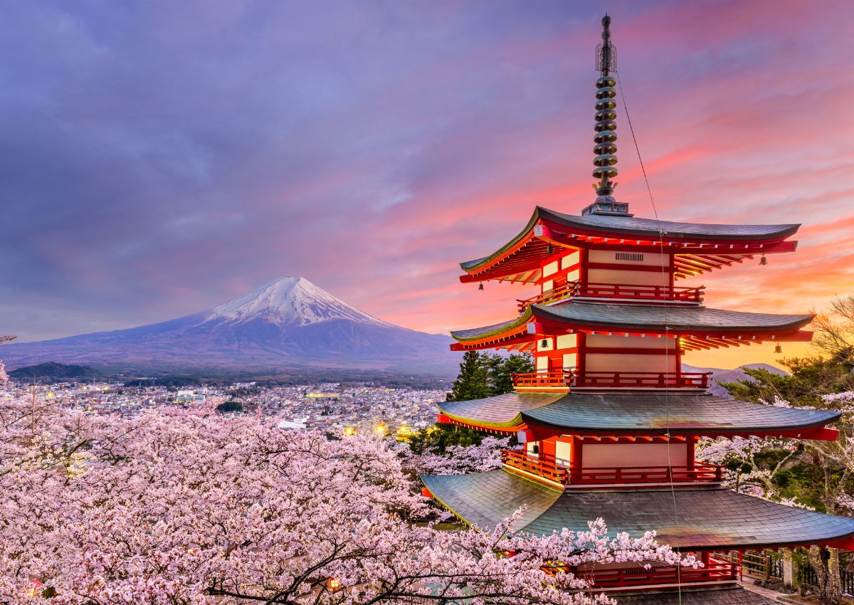 Pagoda Chureito con el fondo del Monte Fuji durante la temporada del cerezo en flor