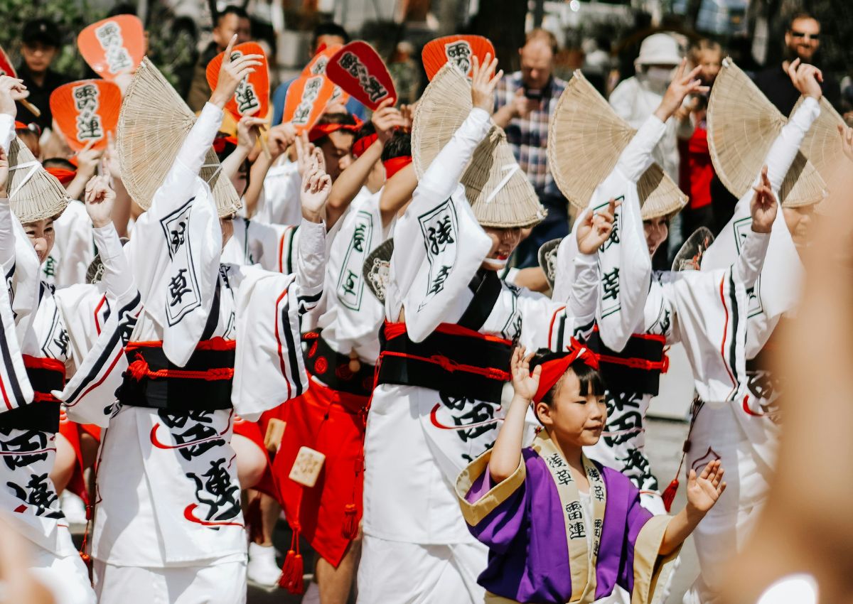 Danzas tradicionales durante el desfile del festival Awa Odori en Japón