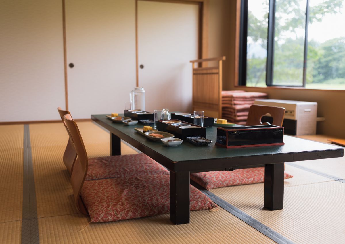 Desayuno tradicional japonés servido en un ryokan