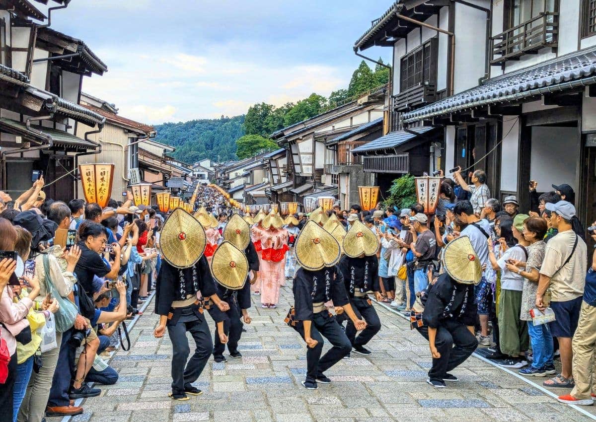 Bailarines desfilan por la ciudad de Yatsuo, Toyama, Japón