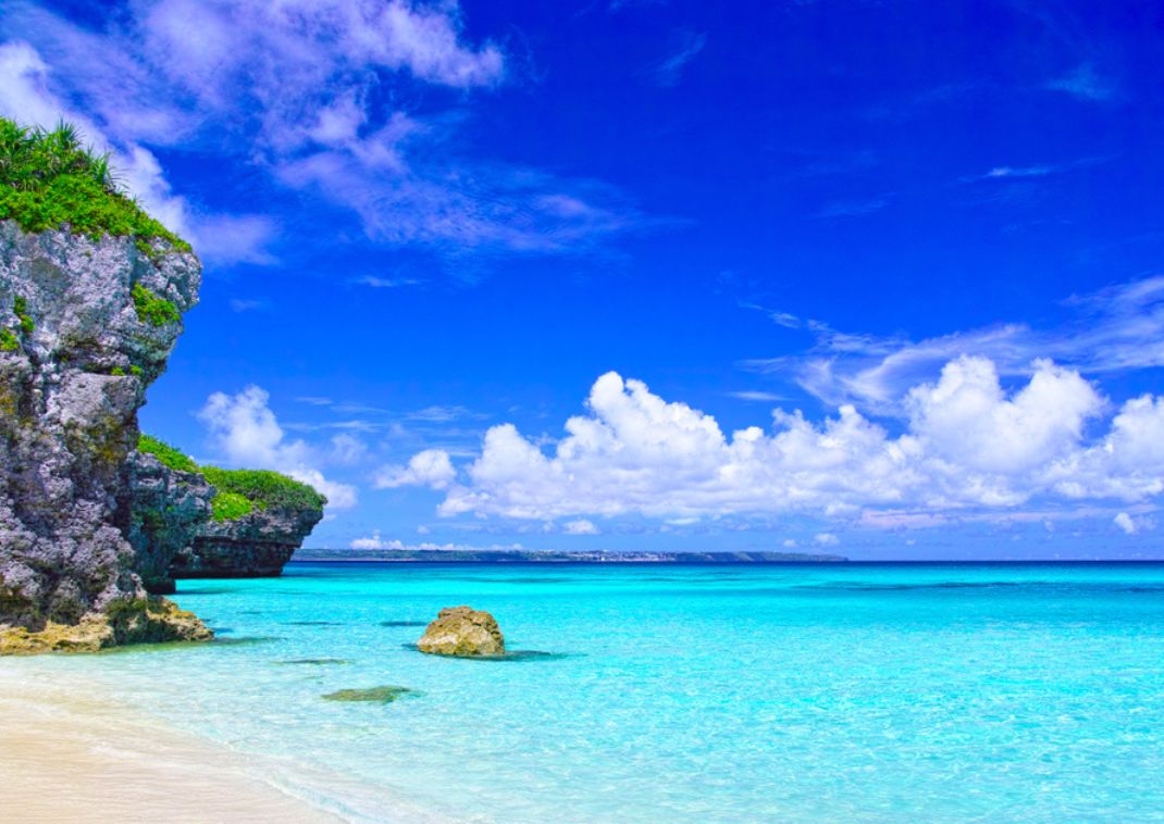 Kabira Bay, Okinawa en verano, vista aérea del hermoso paisaje, barcos turísticos.