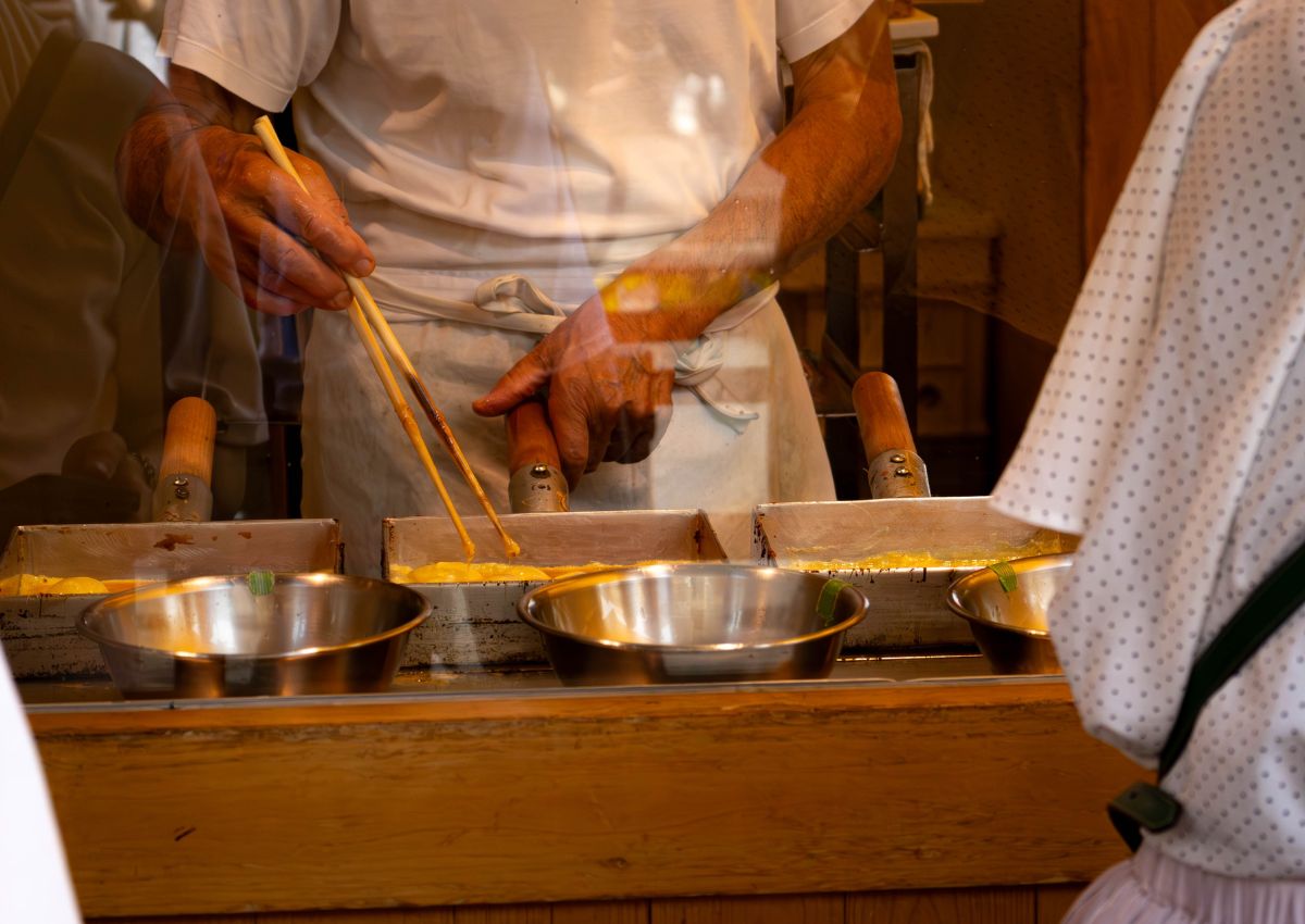 Cocinando tortillas tamagoyaki en un mercado callejero, Tokio