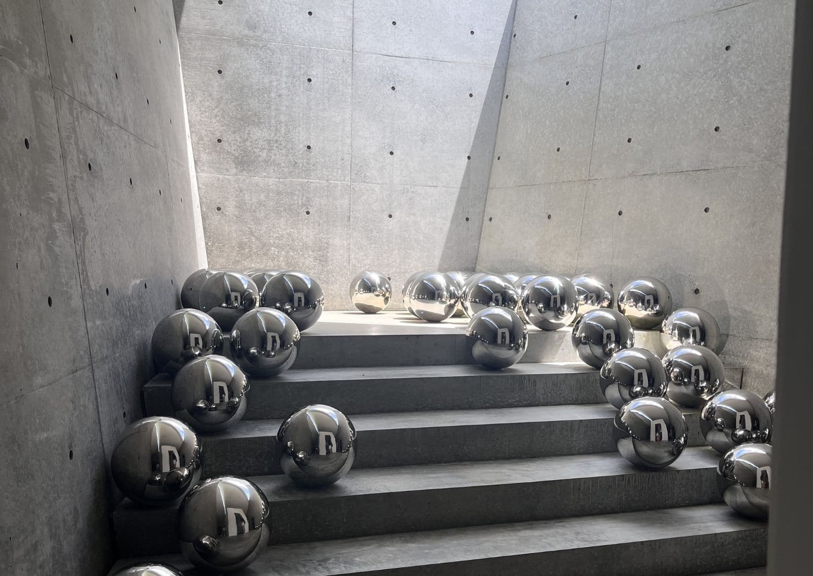 Sala del Jardín de Narcisos de Yayoi Kusama en la Galería Valley, Naoshima, Japón
