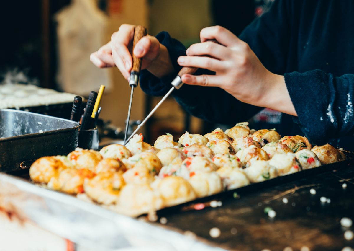 Cocinando takoyaki, comida callejera en Osaka