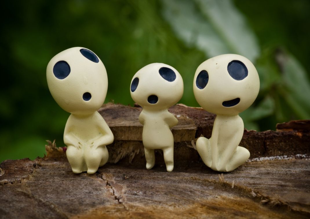 Figuras del espíritu Kodama en el musgo