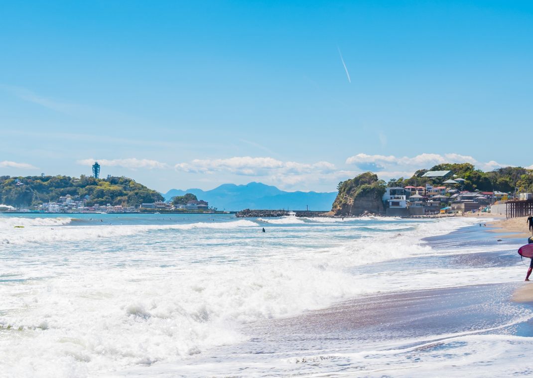 Surf en la playa de Enoshima, Kanagawa, Japón.