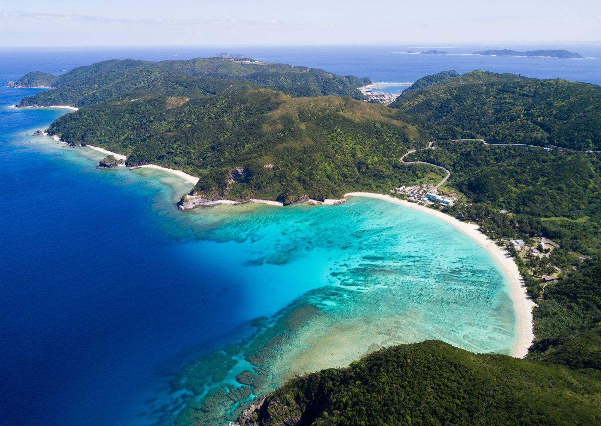 Norte de la isla de Okinawa y mar, Japón