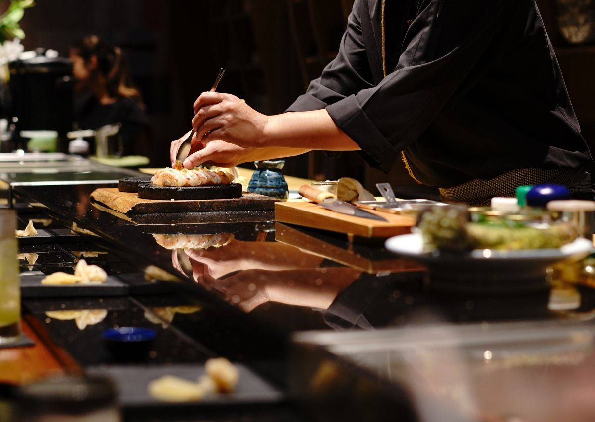 Sushi japonés que está preparando un chef japonés