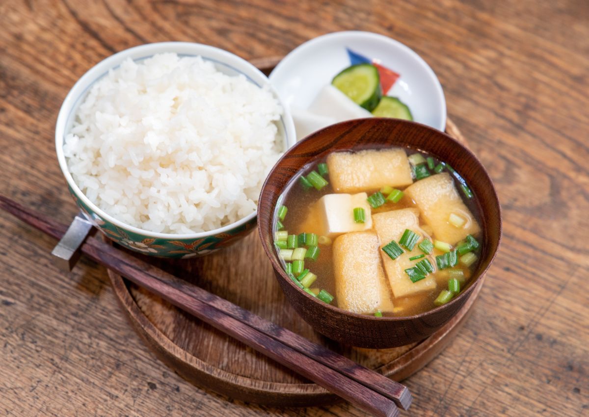  Desayuno japonés sencillo con arroz y sopa de miso