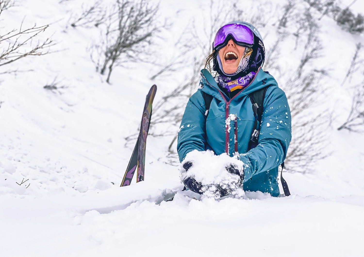 Mujer disfrutando de la nieve en Niseko