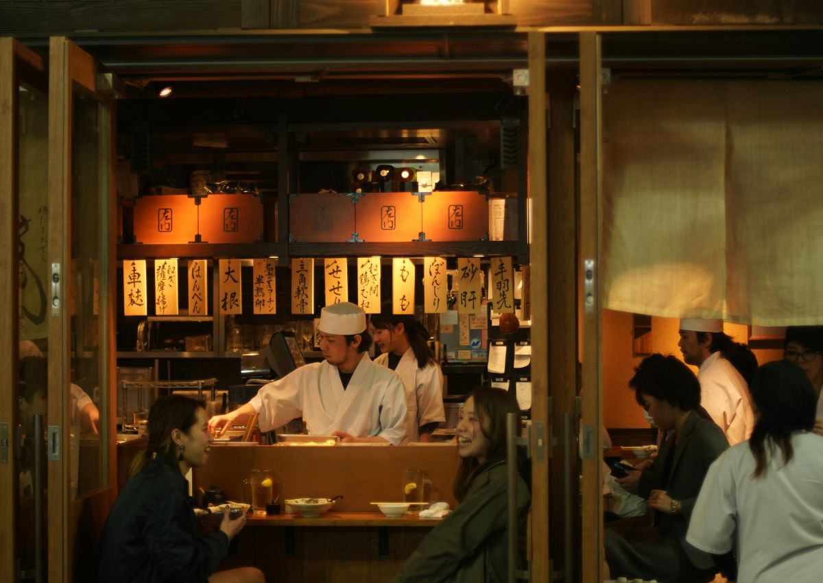 Chicas en una izakaya local, Osaka