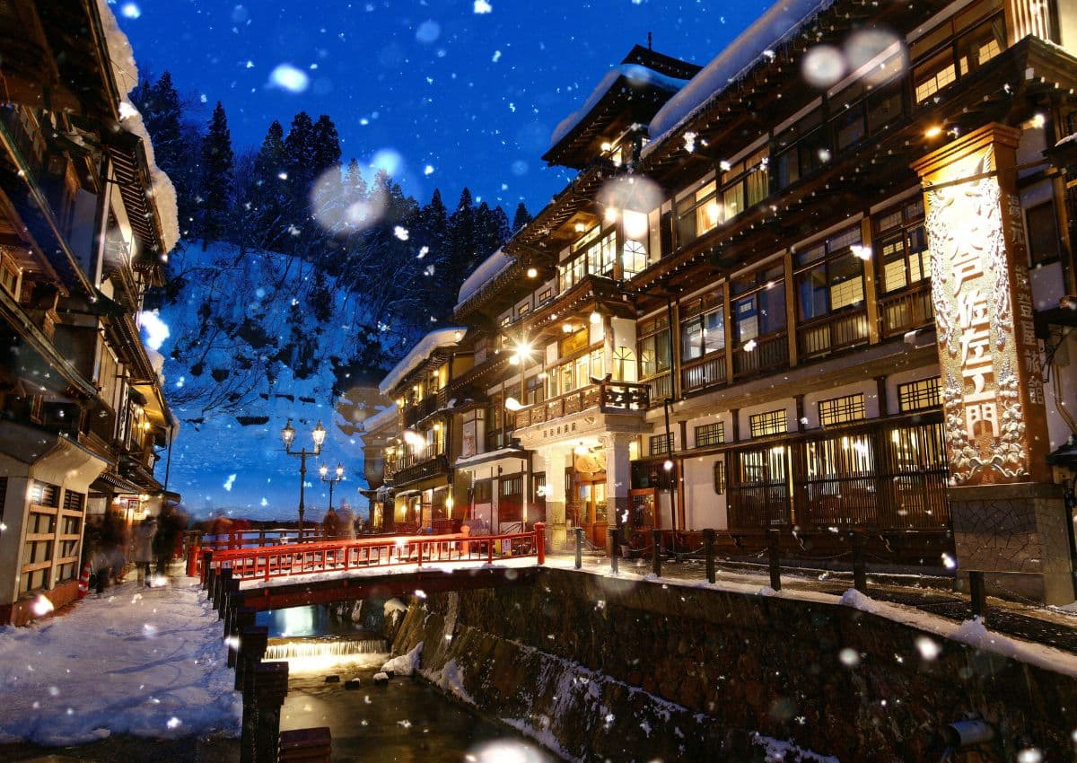 Noche nevada en Ginzan Onsen