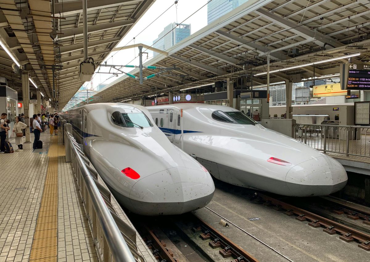 Shinkansen circulando en la ciudad de Fukushima, Tohoku Shinkansen