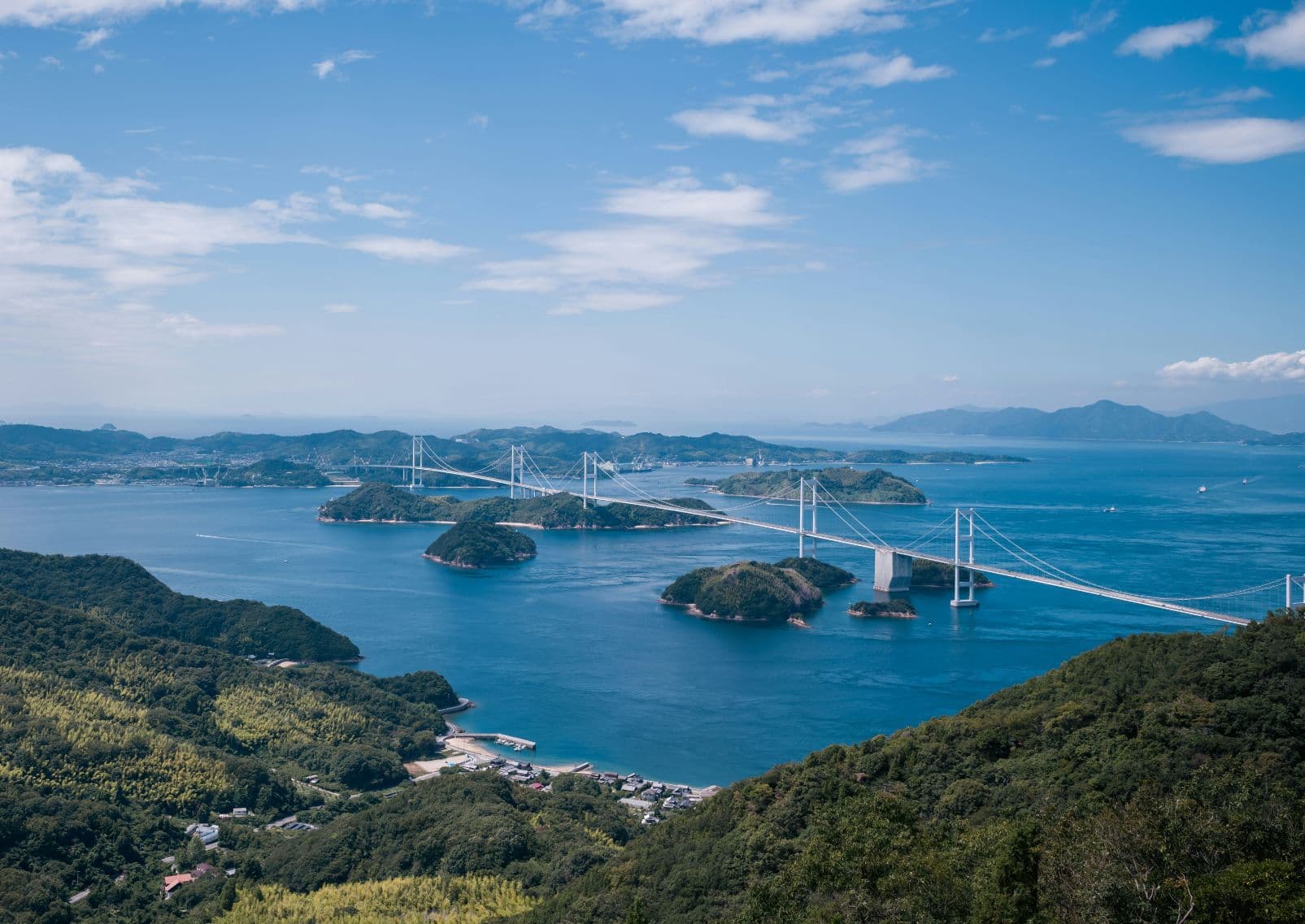 Vista aérea de pequeñas islas en el mar interior de Seto, Setouchi, Japón