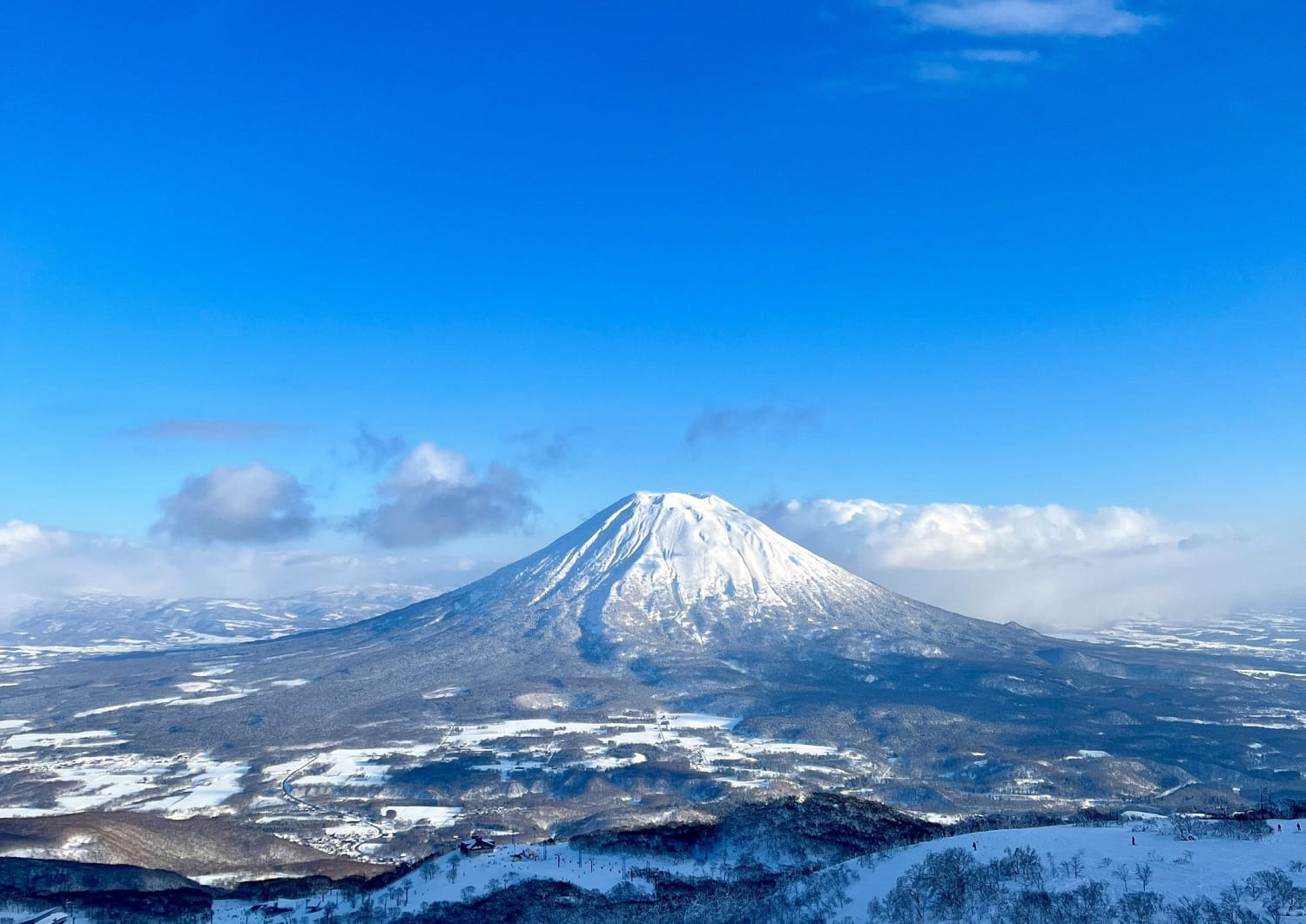 Mt Yotei visto desde Niseko en un día soleado
