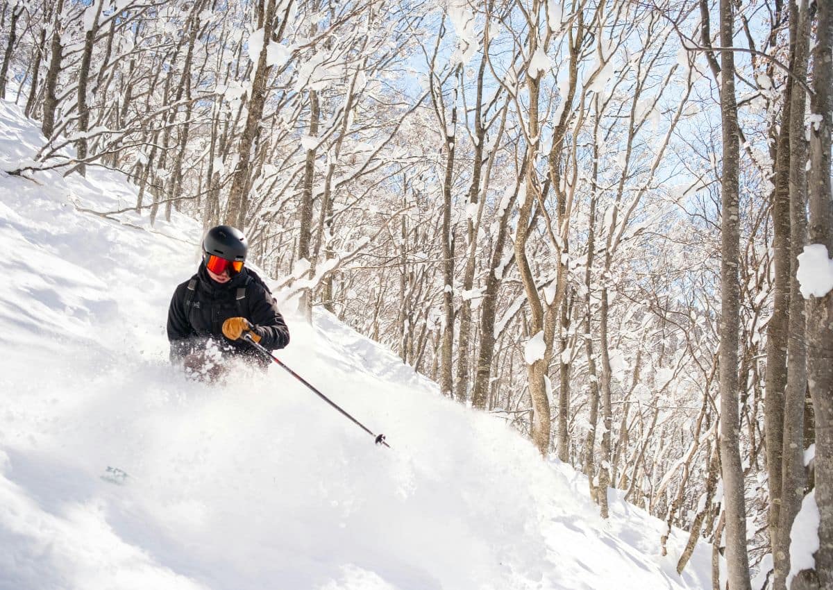 Esquiador en la estación de esquí de Hakuba, Nagano, Japón
