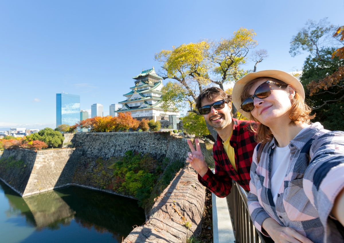 Pareja frente al castillo de Osaka, Japón