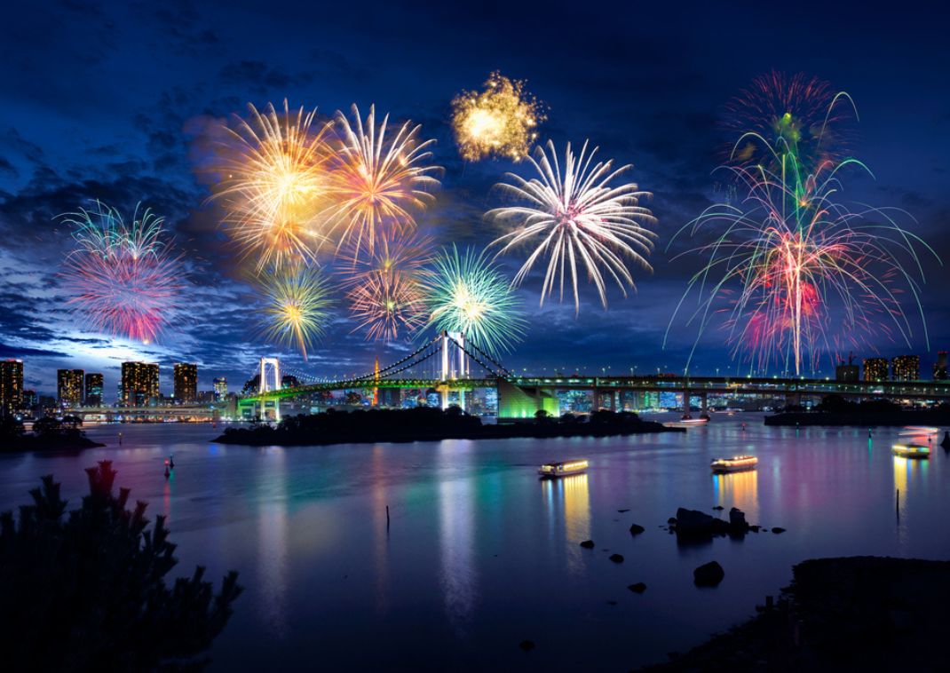 Vista de la bahía de Tokio y el Puente Arco Iris de Tokio con hermosos fuegos artificiales.