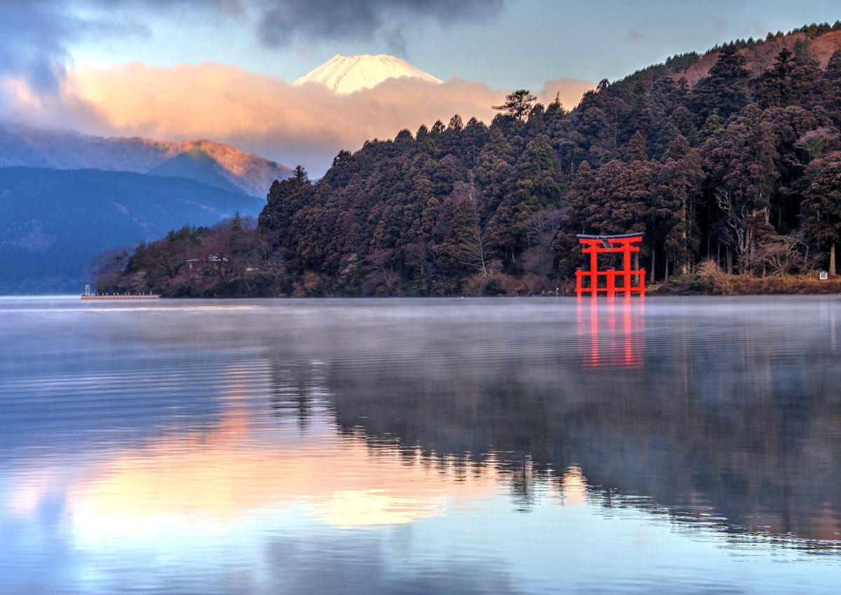 Monte Fuji con el lago Ashi en Hakone, Japón
