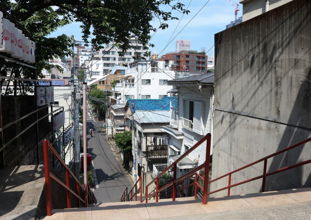 Escaleras donde se encuentran Taki y Mitsuha. Japón, localizaciones anime “Your Name”