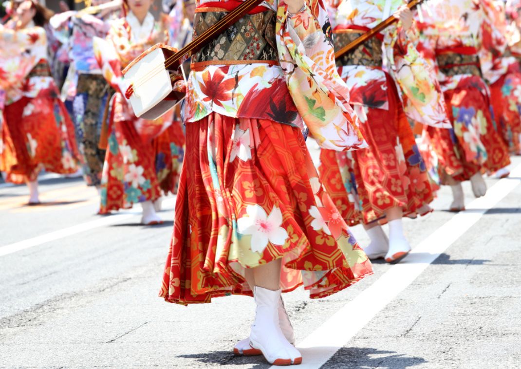 Pies de bailarines en el Festival Yosakoi de Japón en agosto