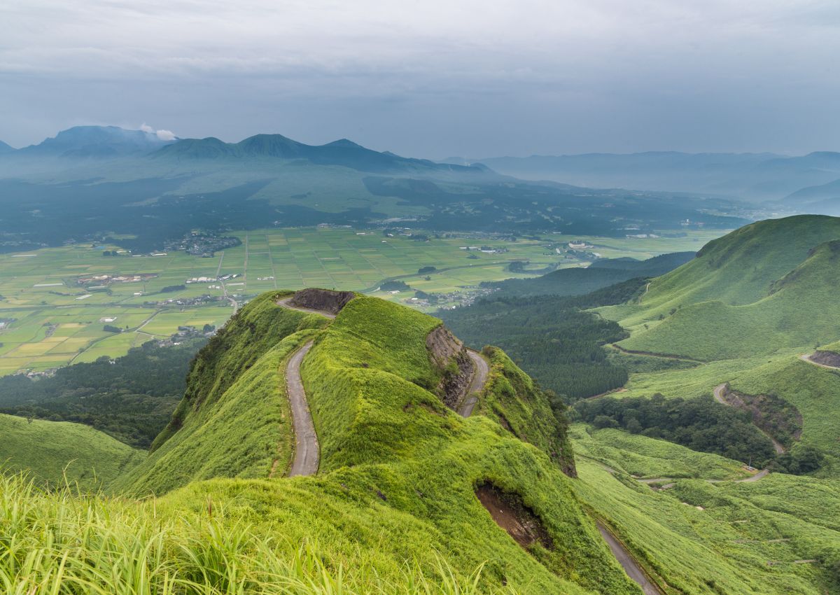 Senderismo sinuoso por las alturas de Japón