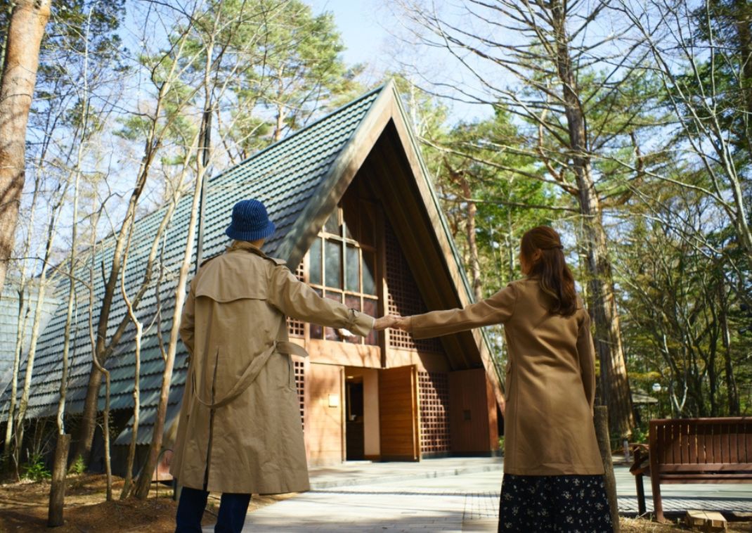 Una pareja frente a la famosa iglesia Kogen de Karuizawa.