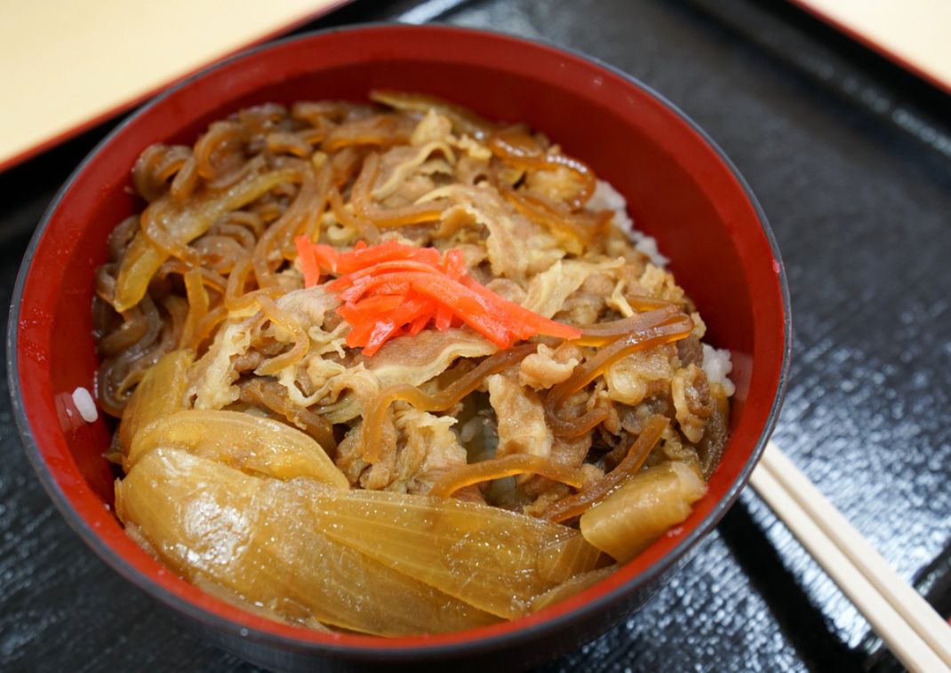 Gyudon en un restaurante japonés (carne de ternera sobre arroz)