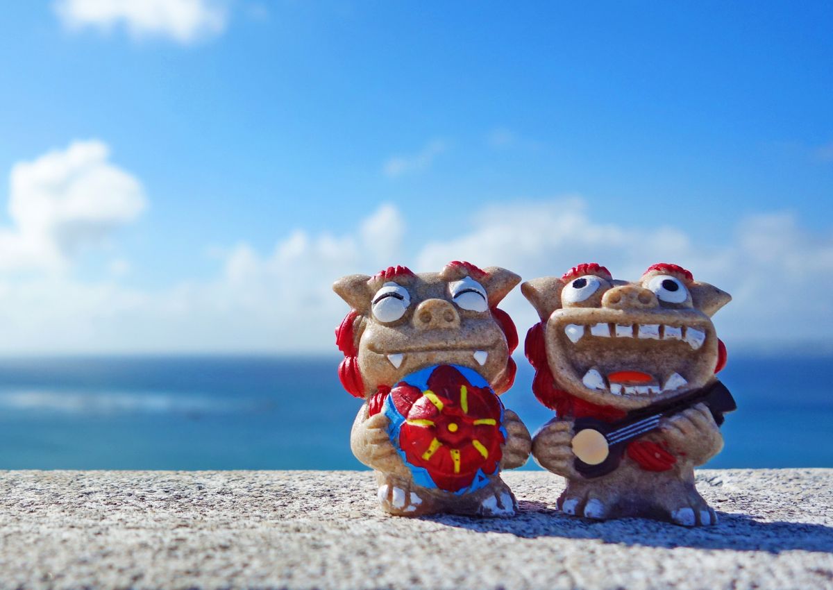 Figura Shisha de Okinawa con la playa de fondo