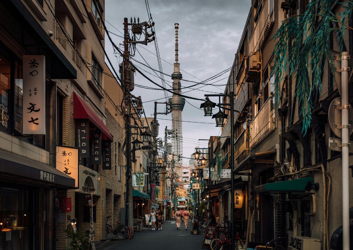 Calle de Tokio con el Skytree al fondo