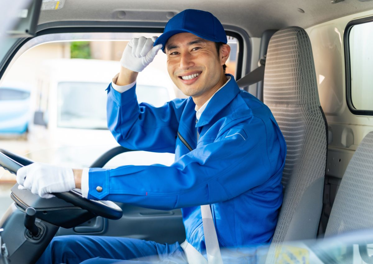 Trabajador del servicio de mensajería listo para entregar las maletas