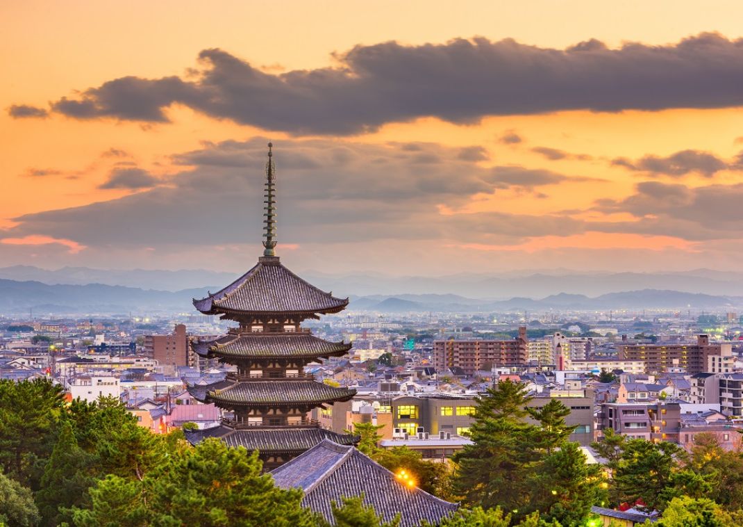 Nara, pagoda japonesa y vista de la ciudad al atardecer, Japón