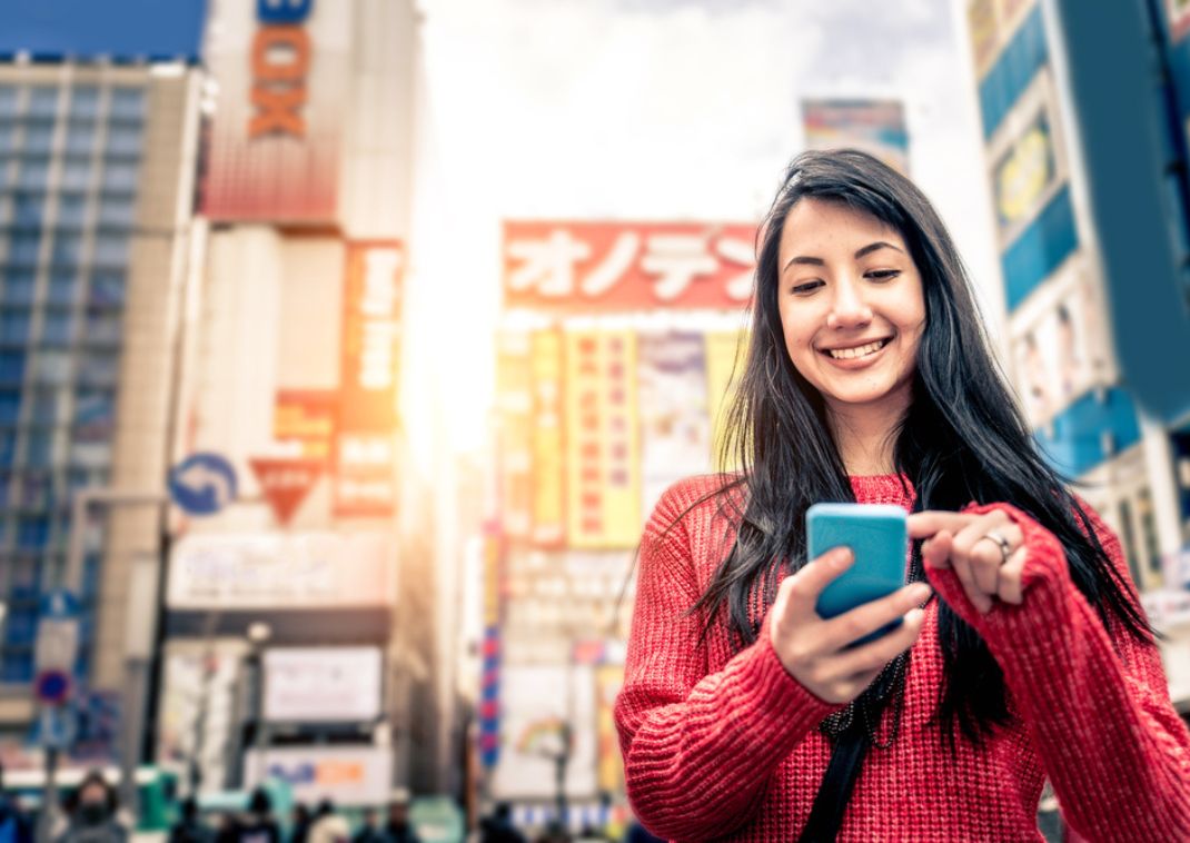 Mujer en Tokyo mirando al teléfono