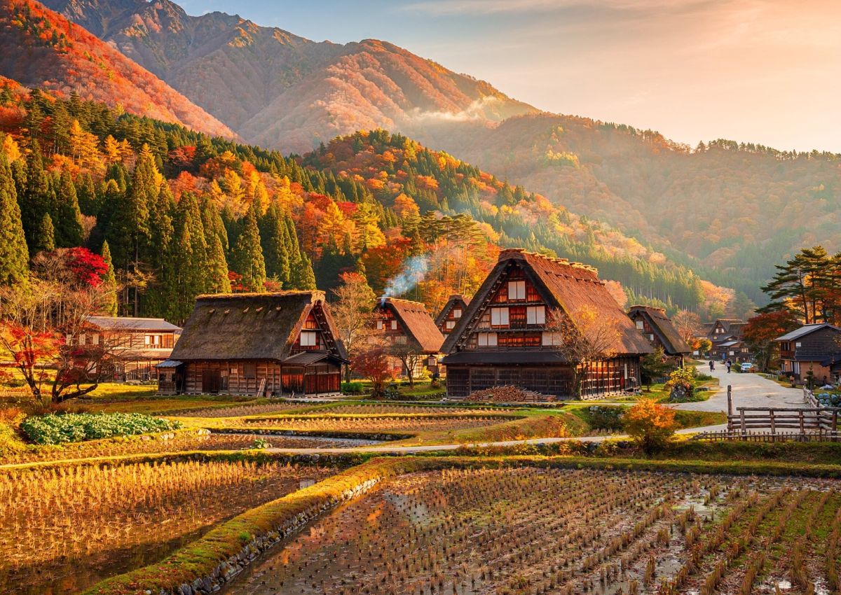 Paisaje otoñal en la aldea de Shirakawa-go, Gifu, Japón