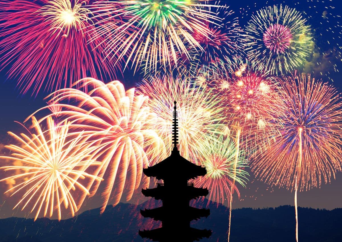Evento de fuegos artificiales en Japón