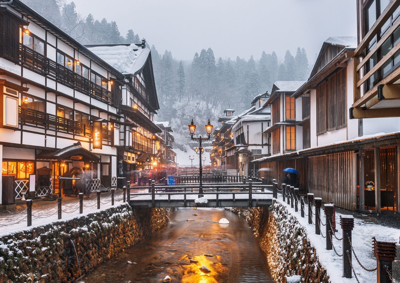 Ciudad termal de Japón en la nieve