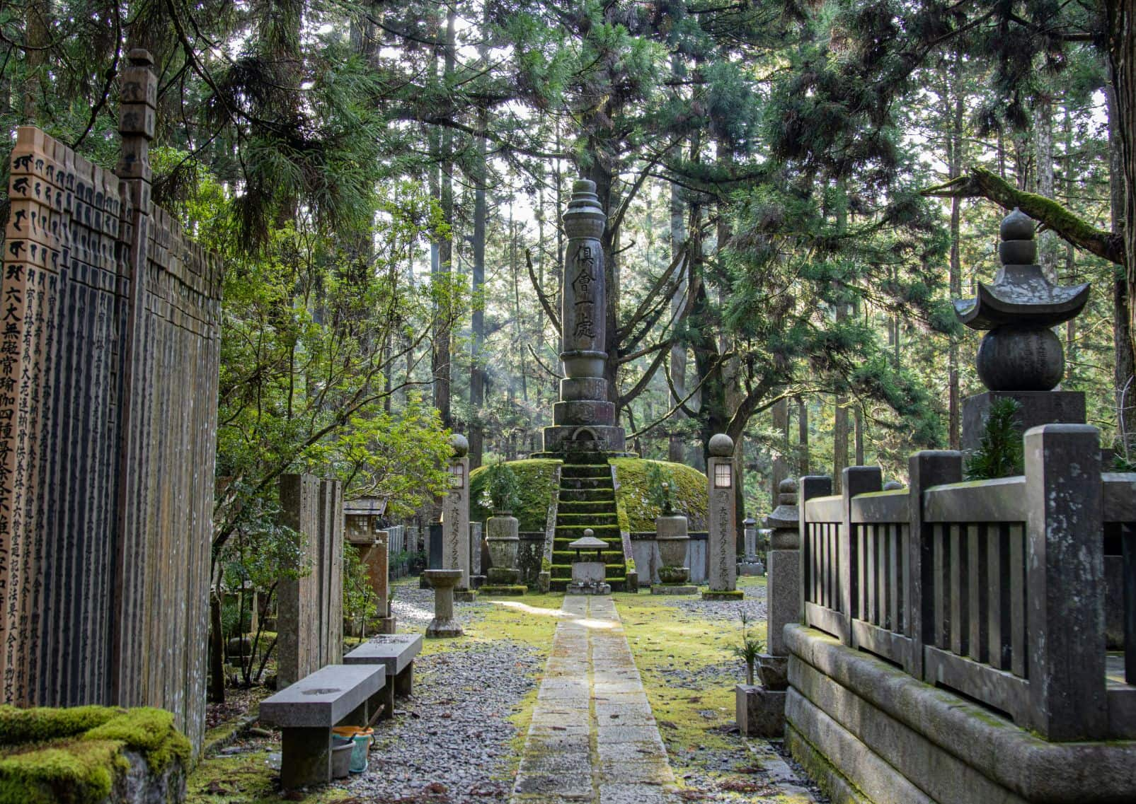 Cementerio en el monte Koya, Japón