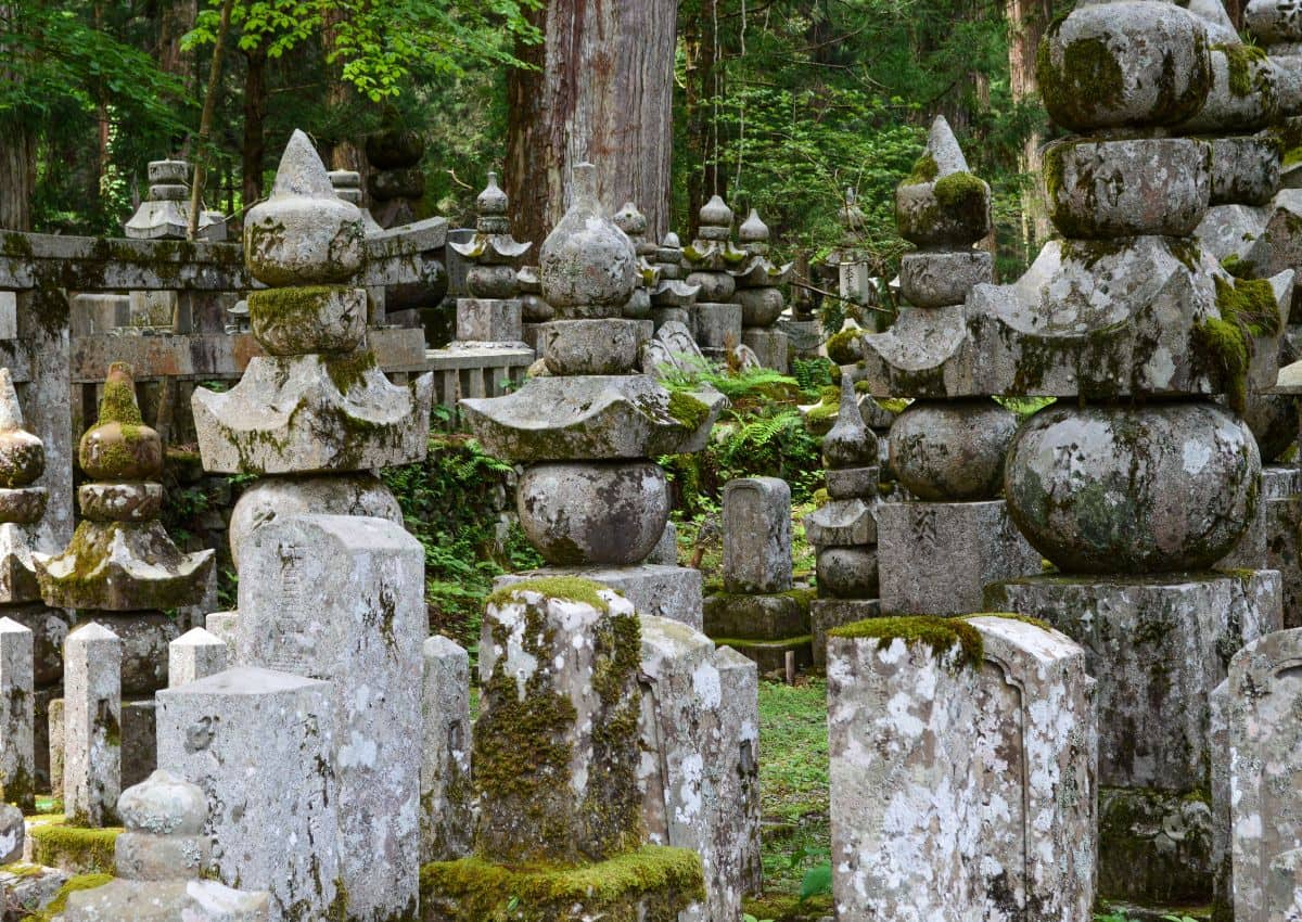 Antiguo mausoleo en Okunoin, Japón