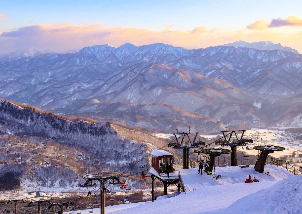 Vista de montañas nevadas al atardecer en la estación de esquí de Hakuba, Japón
