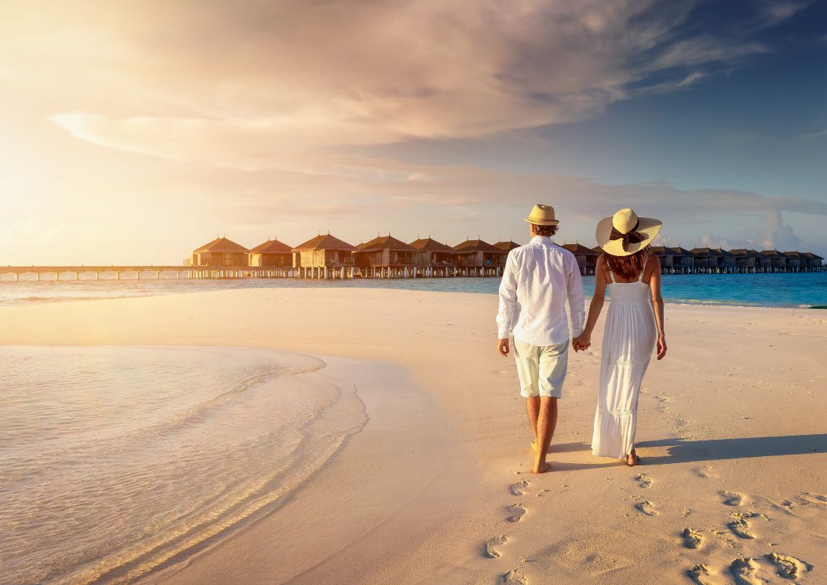 Pareja paseando en playa de Maldivas