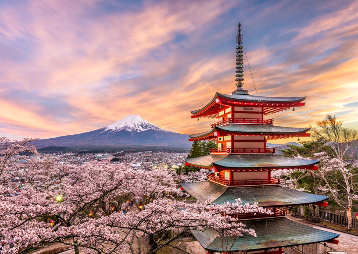 Monte Fuji con pagoda roja en primavera, Fujiyoshida, Japón